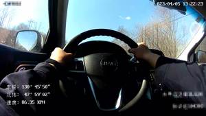 货车侧翻司机被困 警民携手联合营救